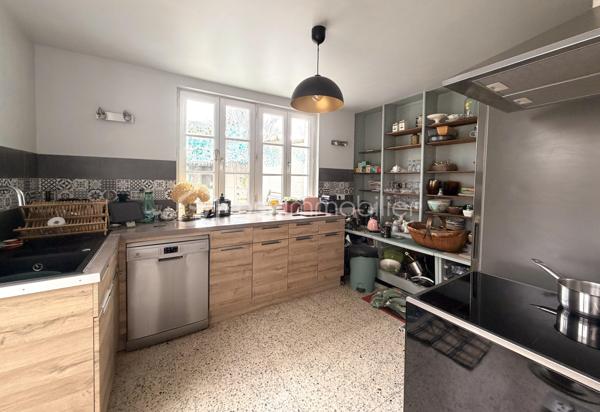 Composé d'une surface commerciale pouvant accueillir 20 personnes environs, une cuisine, un WC PMR, une belle terrasse avec remise, et un second wc.
A l'étage un studio avec cuisine, une salle d'eau et un balcon.

Chauffage poêle à granulés.
Pas de travaux à prévoir 

Possibilité de tous commerces 

Beau potentiel !