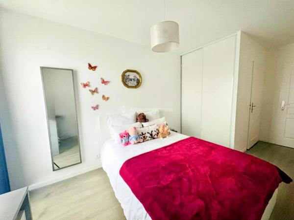 Vente                                                      Appartement
                        
                     4 pièces                      87 m2                     à Thorigny-sur-Marne