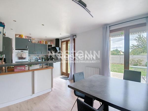 A vendre maison familiale avec séjour cathédrale, mezzanine sur séjour, sur un grand terrain plat, à 8 minutes de la N12, 10 minutes de la gare SNCF de Dreux