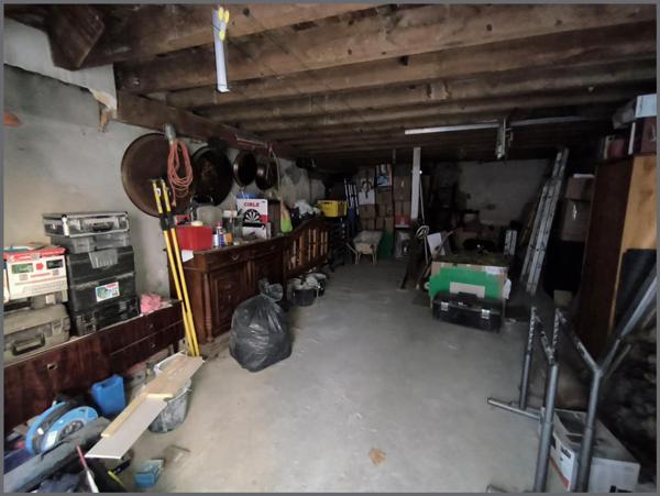 Remise et corps de maison attenant.