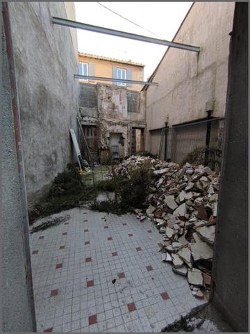 Remise et corps de maison attenant.