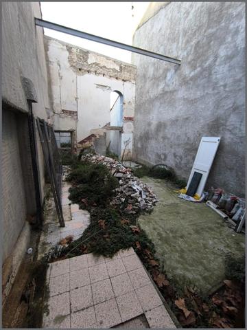 Remise et corps de maison attenant.