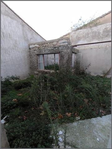 Remise et corps de maison attenant.