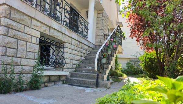 Maison de ville, 4 chambres, garage, grand sous-sol