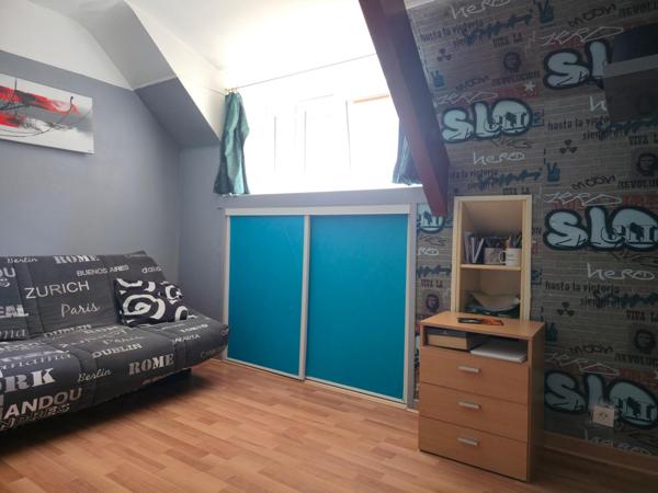 Maison de ville, 4 chambres, garage, grand sous-sol