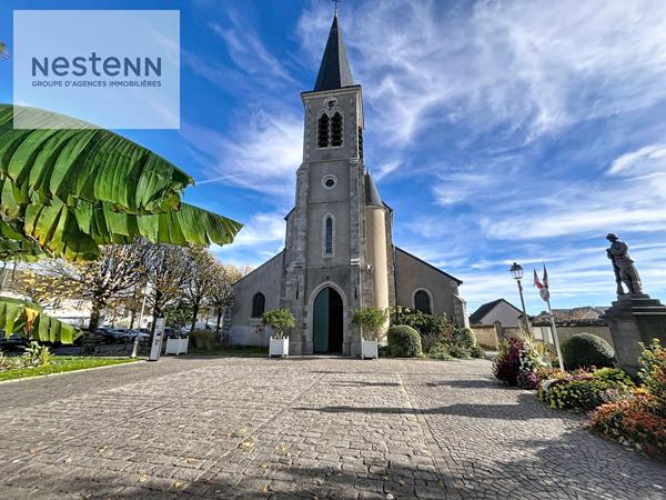 SAINT DENIS EN VAL -SUR LA PLACE DE L'EGLISE - SUPERBE APPARTEMENT DE 40M2 AVEC TERRASSE - PARKING et LOCAL VELOS