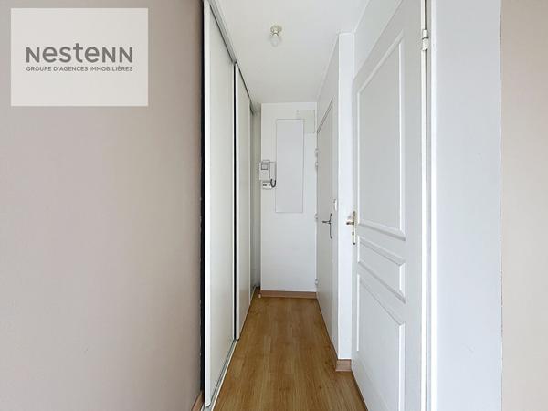 SAINT DENIS EN VAL -SUR LA PLACE DE L'EGLISE - SUPERBE APPARTEMENT DE 40M2 AVEC TERRASSE - PARKING et LOCAL VELOS