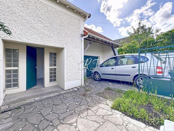 Maison de ville avec espace jardin et place de parking