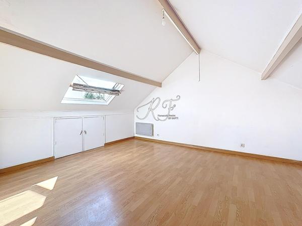 Maison de ville avec espace jardin et place de parking