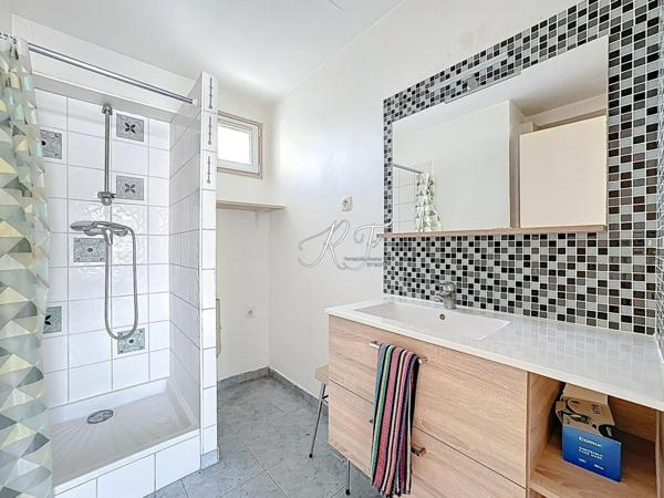 Maison de ville avec espace jardin et place de parking