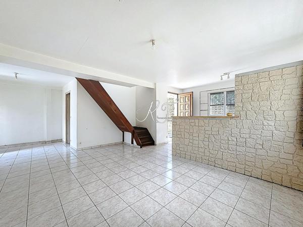 Maison de ville avec espace jardin et place de parking