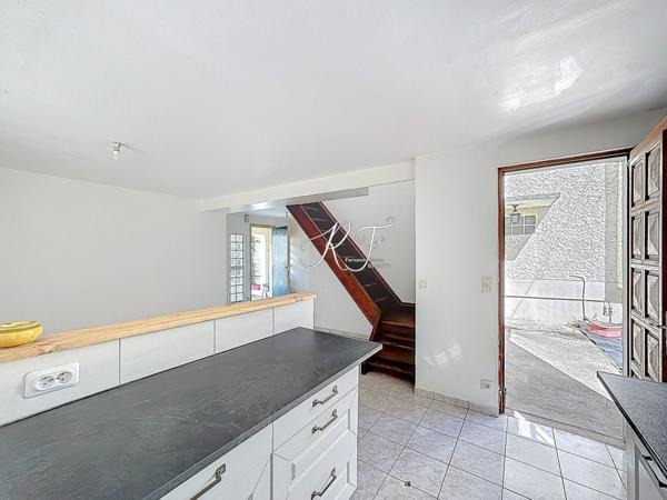 Maison de ville avec espace jardin et place de parking