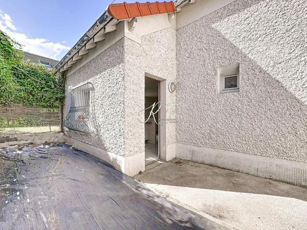 Maison de ville avec espace jardin et place de parking