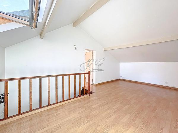 Maison de ville avec espace jardin et place de parking