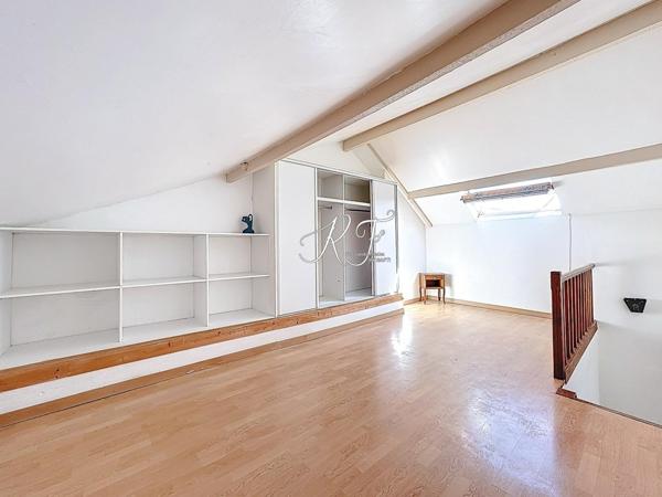 Maison de ville avec espace jardin et place de parking