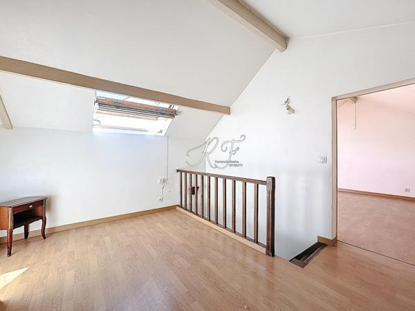 Maison de ville avec espace jardin et place de parking