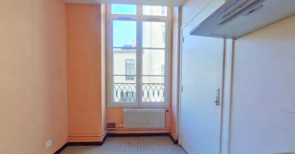 APPARTEMENT T2 A LOUER - LYON 2EME ARRONDISSEMENT Gailleton-A. Comte 64.35 m 2 1 000 € charges comprises par mois