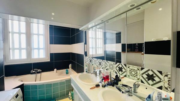 QUIMPER-Sud, rue du Léon (Quartier Prat-Maria), appartement de type T5 modifié en T4 de plus de 83 m² habitable, situé au 7ème étage sur 8 avec ascenseur, une loggia et une cave.