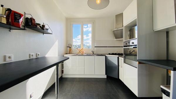 QUIMPER-Sud, rue du Léon (Quartier Prat-Maria), appartement de type T5 modifié en T4 de plus de 83 m² habitable, situé au 7ème étage sur 8 avec ascenseur, une loggia et une cave.