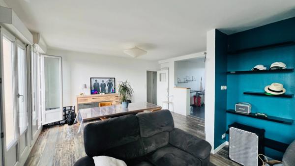 QUIMPER-Sud, rue du Léon (Quartier Prat-Maria), appartement de type T5 modifié en T4 de plus de 83 m² habitable, situé au 7ème étage sur 8 avec ascenseur, une loggia et une cave.