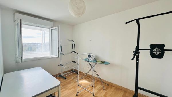 QUIMPER-Sud, rue du Léon (Quartier Prat-Maria), appartement de type T5 modifié en T4 de plus de 83 m² habitable, situé au 7ème étage sur 8 avec ascenseur, une loggia et une cave.