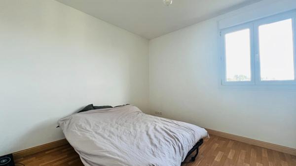 QUIMPER-Sud, rue du Léon (Quartier Prat-Maria), appartement de type T5 modifié en T4 de plus de 83 m² habitable, situé au 7ème étage sur 8 avec ascenseur, une loggia et une cave.