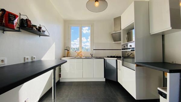 QUIMPER-Sud, rue du Léon (Quartier Prat-Maria), appartement de type T5 modifié en T4 de plus de 83 m² habitable, situé au 7ème étage sur 8 avec ascenseur, une loggia et une cave.