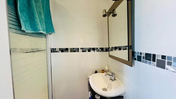 QUIMPER-Sud, rue du Léon (Quartier Prat-Maria), appartement de type T5 modifié en T4 de plus de 83 m² habitable, situé au 7ème étage sur 8 avec ascenseur, une loggia et une cave.