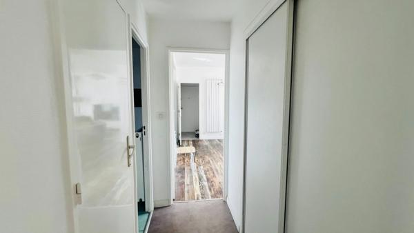 QUIMPER-Sud, rue du Léon (Quartier Prat-Maria), appartement de type T5 modifié en T4 de plus de 83 m² habitable, situé au 7ème étage sur 8 avec ascenseur, une loggia et une cave.