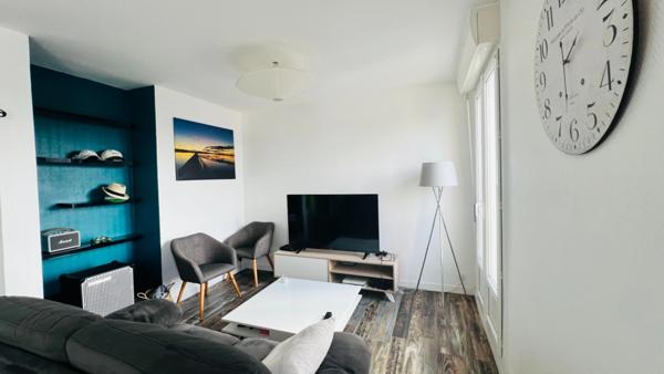 QUIMPER-Sud, rue du Léon (Quartier Prat-Maria), appartement de type T5 modifié en T4 de plus de 83 m² habitable, situé au 7ème étage sur 8 avec ascenseur, une loggia et une cave.