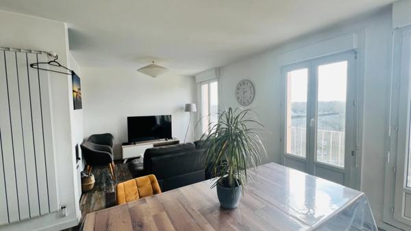 QUIMPER-Sud, rue du Léon (Quartier Prat-Maria), appartement de type T5 modifié en T4 de plus de 83 m² habitable, situé au 7ème étage sur 8 avec ascenseur, une loggia et une cave.