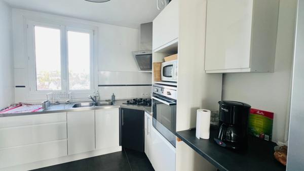 QUIMPER-Sud, rue du Léon (Quartier Prat-Maria), appartement de type T5 modifié en T4 de plus de 83 m² habitable, situé au 7ème étage sur 8 avec ascenseur, une loggia et une cave.