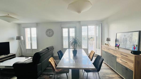 QUIMPER-Sud, rue du Léon (Quartier Prat-Maria), appartement de type T5 modifié en T4 de plus de 83 m² habitable, situé au 7ème étage sur 8 avec ascenseur, une loggia et une cave.