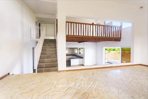 Villa de 391,6 m² sur un terrain de 5 301 m²
