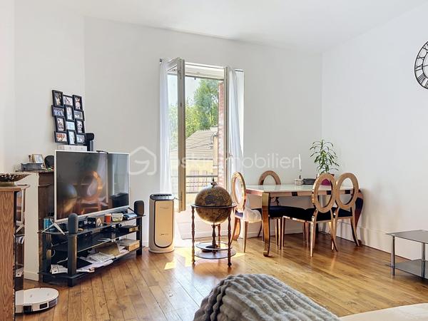 À Corbeil-Essonnes, découvrez cet appartement de plus de 62 m², particulièrement lumineux et agréable à vivre, proposé vendu loué, idéal pour un investissement locatif immédiatement opérationnel.

L’appartement offre de beaux volumes et bénéficie d’une belle luminosité grâce à ses nombreuses ouvertures. Il se compose d’un séjour spacieux et lumineux, d’une cuisine indépendante aménagée, de deux belles chambres, ainsi que d’une salle de bains avec WC.

Les photos témoignent d’un appartement bien entretenu, aux pièces généreuses, avec de beaux parquets et sans travaux particuliers à prévoir.
Le bien est actuellement loué 981 € par mois à un locataire en place, particulièrement consciencieux et ponctuel dans le règlement de ses loyers : un véritable atout pour un investisseur souhaitant acquérir un bien avec une situation locative déjà établie.

Autre point fort : seulement 170 € de charges par an, ce qui permet de préserver une excellente maîtrise des coûts.

L'emplacement est également très pratique : commerces et commodités à proximité, et la gare de Corbeil-Essonnes est accessible en environ 15 minutes à pied selon votre indication. La gare est notamment desservie par le réseau Transilien.

Un appartement lumineux, sans travaux, déjà loué et avec de très faibles charges : une belle opportunité pour un investissement locatif à Corbeil-Essonnes.

Les + : plus de 62 m² • très lumineux • 2 chambres • beaux volumes • aucun travaux à prévoir • vendu loué • loyer 981 €/mois • locataire sérieux et ponctuel • charges très faibles • commerces à proximité • gare à pied.


.