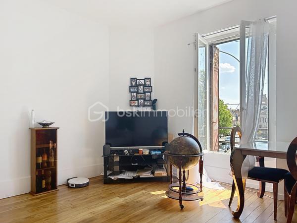 À Corbeil-Essonnes, découvrez cet appartement de plus de 62 m², particulièrement lumineux et agréable à vivre, proposé vendu loué, idéal pour un investissement locatif immédiatement opérationnel.

L’appartement offre de beaux volumes et bénéficie d’une belle luminosité grâce à ses nombreuses ouvertures. Il se compose d’un séjour spacieux et lumineux, d’une cuisine indépendante aménagée, de deux belles chambres, ainsi que d’une salle de bains avec WC.

Les photos témoignent d’un appartement bien entretenu, aux pièces généreuses, avec de beaux parquets et sans travaux particuliers à prévoir.
Le bien est actuellement loué 981 € par mois à un locataire en place, particulièrement consciencieux et ponctuel dans le règlement de ses loyers : un véritable atout pour un investisseur souhaitant acquérir un bien avec une situation locative déjà établie.

Autre point fort : seulement 170 € de charges par an, ce qui permet de préserver une excellente maîtrise des coûts.

L'emplacement est également très pratique : commerces et commodités à proximité, et la gare de Corbeil-Essonnes est accessible en environ 15 minutes à pied selon votre indication. La gare est notamment desservie par le réseau Transilien.

Un appartement lumineux, sans travaux, déjà loué et avec de très faibles charges : une belle opportunité pour un investissement locatif à Corbeil-Essonnes.

Les + : plus de 62 m² • très lumineux • 2 chambres • beaux volumes • aucun travaux à prévoir • vendu loué • loyer 981 €/mois • locataire sérieux et ponctuel • charges très faibles • commerces à proximité • gare à pied.


.