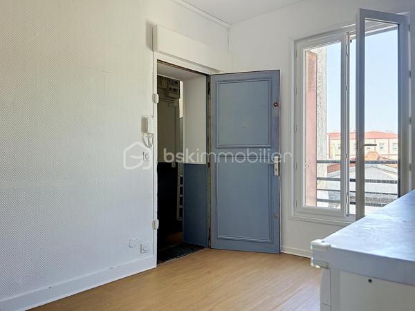 À Corbeil-Essonnes, découvrez cet appartement de plus de 62 m², particulièrement lumineux et agréable à vivre, proposé vendu loué, idéal pour un investissement locatif immédiatement opérationnel.

L’appartement offre de beaux volumes et bénéficie d’une belle luminosité grâce à ses nombreuses ouvertures. Il se compose d’un séjour spacieux et lumineux, d’une cuisine indépendante aménagée, de deux belles chambres, ainsi que d’une salle de bains avec WC.

Les photos témoignent d’un appartement bien entretenu, aux pièces généreuses, avec de beaux parquets et sans travaux particuliers à prévoir.
Le bien est actuellement loué 981 € par mois à un locataire en place, particulièrement consciencieux et ponctuel dans le règlement de ses loyers : un véritable atout pour un investisseur souhaitant acquérir un bien avec une situation locative déjà établie.

Autre point fort : seulement 170 € de charges par an, ce qui permet de préserver une excellente maîtrise des coûts.

L'emplacement est également très pratique : commerces et commodités à proximité, et la gare de Corbeil-Essonnes est accessible en environ 15 minutes à pied selon votre indication. La gare est notamment desservie par le réseau Transilien.

Un appartement lumineux, sans travaux, déjà loué et avec de très faibles charges : une belle opportunité pour un investissement locatif à Corbeil-Essonnes.

Les + : plus de 62 m² • très lumineux • 2 chambres • beaux volumes • aucun travaux à prévoir • vendu loué • loyer 981 €/mois • locataire sérieux et ponctuel • charges très faibles • commerces à proximité • gare à pied.


.
