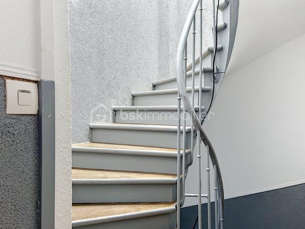 À Corbeil-Essonnes, découvrez cet appartement de plus de 62 m², particulièrement lumineux et agréable à vivre, proposé vendu loué, idéal pour un investissement locatif immédiatement opérationnel.

L’appartement offre de beaux volumes et bénéficie d’une belle luminosité grâce à ses nombreuses ouvertures. Il se compose d’un séjour spacieux et lumineux, d’une cuisine indépendante aménagée, de deux belles chambres, ainsi que d’une salle de bains avec WC.

Les photos témoignent d’un appartement bien entretenu, aux pièces généreuses, avec de beaux parquets et sans travaux particuliers à prévoir.
Le bien est actuellement loué 981 € par mois à un locataire en place, particulièrement consciencieux et ponctuel dans le règlement de ses loyers : un véritable atout pour un investisseur souhaitant acquérir un bien avec une situation locative déjà établie.

Autre point fort : seulement 170 € de charges par an, ce qui permet de préserver une excellente maîtrise des coûts.

L'emplacement est également très pratique : commerces et commodités à proximité, et la gare de Corbeil-Essonnes est accessible en environ 15 minutes à pied selon votre indication. La gare est notamment desservie par le réseau Transilien.

Un appartement lumineux, sans travaux, déjà loué et avec de très faibles charges : une belle opportunité pour un investissement locatif à Corbeil-Essonnes.

Les + : plus de 62 m² • très lumineux • 2 chambres • beaux volumes • aucun travaux à prévoir • vendu loué • loyer 981 €/mois • locataire sérieux et ponctuel • charges très faibles • commerces à proximité • gare à pied.


.