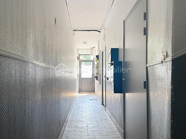 À Corbeil-Essonnes, découvrez cet appartement de plus de 62 m², particulièrement lumineux et agréable à vivre, proposé vendu loué, idéal pour un investissement locatif immédiatement opérationnel.

L’appartement offre de beaux volumes et bénéficie d’une belle luminosité grâce à ses nombreuses ouvertures. Il se compose d’un séjour spacieux et lumineux, d’une cuisine indépendante aménagée, de deux belles chambres, ainsi que d’une salle de bains avec WC.

Les photos témoignent d’un appartement bien entretenu, aux pièces généreuses, avec de beaux parquets et sans travaux particuliers à prévoir.
Le bien est actuellement loué 981 € par mois à un locataire en place, particulièrement consciencieux et ponctuel dans le règlement de ses loyers : un véritable atout pour un investisseur souhaitant acquérir un bien avec une situation locative déjà établie.

Autre point fort : seulement 170 € de charges par an, ce qui permet de préserver une excellente maîtrise des coûts.

L'emplacement est également très pratique : commerces et commodités à proximité, et la gare de Corbeil-Essonnes est accessible en environ 15 minutes à pied selon votre indication. La gare est notamment desservie par le réseau Transilien.

Un appartement lumineux, sans travaux, déjà loué et avec de très faibles charges : une belle opportunité pour un investissement locatif à Corbeil-Essonnes.

Les + : plus de 62 m² • très lumineux • 2 chambres • beaux volumes • aucun travaux à prévoir • vendu loué • loyer 981 €/mois • locataire sérieux et ponctuel • charges très faibles • commerces à proximité • gare à pied.


.