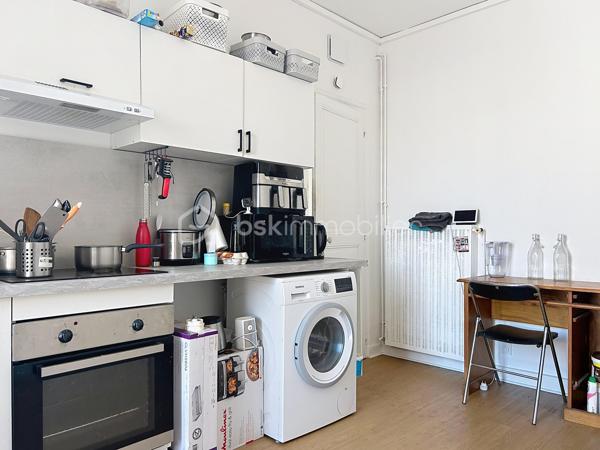 À Corbeil-Essonnes, découvrez cet appartement de plus de 62 m², particulièrement lumineux et agréable à vivre, proposé vendu loué, idéal pour un investissement locatif immédiatement opérationnel.

L’appartement offre de beaux volumes et bénéficie d’une belle luminosité grâce à ses nombreuses ouvertures. Il se compose d’un séjour spacieux et lumineux, d’une cuisine indépendante aménagée, de deux belles chambres, ainsi que d’une salle de bains avec WC.

Les photos témoignent d’un appartement bien entretenu, aux pièces généreuses, avec de beaux parquets et sans travaux particuliers à prévoir.
Le bien est actuellement loué 981 € par mois à un locataire en place, particulièrement consciencieux et ponctuel dans le règlement de ses loyers : un véritable atout pour un investisseur souhaitant acquérir un bien avec une situation locative déjà établie.

Autre point fort : seulement 170 € de charges par an, ce qui permet de préserver une excellente maîtrise des coûts.

L'emplacement est également très pratique : commerces et commodités à proximité, et la gare de Corbeil-Essonnes est accessible en environ 15 minutes à pied selon votre indication. La gare est notamment desservie par le réseau Transilien.

Un appartement lumineux, sans travaux, déjà loué et avec de très faibles charges : une belle opportunité pour un investissement locatif à Corbeil-Essonnes.

Les + : plus de 62 m² • très lumineux • 2 chambres • beaux volumes • aucun travaux à prévoir • vendu loué • loyer 981 €/mois • locataire sérieux et ponctuel • charges très faibles • commerces à proximité • gare à pied.


.