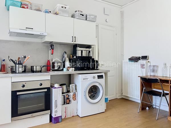 À Corbeil-Essonnes, découvrez cet appartement de plus de 62 m², particulièrement lumineux et agréable à vivre, proposé vendu loué, idéal pour un investissement locatif immédiatement opérationnel.

L’appartement offre de beaux volumes et bénéficie d’une belle luminosité grâce à ses nombreuses ouvertures. Il se compose d’un séjour spacieux et lumineux, d’une cuisine indépendante aménagée, de deux belles chambres, ainsi que d’une salle de bains avec WC.

Les photos témoignent d’un appartement bien entretenu, aux pièces généreuses, avec de beaux parquets et sans travaux particuliers à prévoir.
Le bien est actuellement loué 981 € par mois à un locataire en place, particulièrement consciencieux et ponctuel dans le règlement de ses loyers : un véritable atout pour un investisseur souhaitant acquérir un bien avec une situation locative déjà établie.

Autre point fort : seulement 170 € de charges par an, ce qui permet de préserver une excellente maîtrise des coûts.

L'emplacement est également très pratique : commerces et commodités à proximité, et la gare de Corbeil-Essonnes est accessible en environ 15 minutes à pied selon votre indication. La gare est notamment desservie par le réseau Transilien.

Un appartement lumineux, sans travaux, déjà loué et avec de très faibles charges : une belle opportunité pour un investissement locatif à Corbeil-Essonnes.

Les + : plus de 62 m² • très lumineux • 2 chambres • beaux volumes • aucun travaux à prévoir • vendu loué • loyer 981 €/mois • locataire sérieux et ponctuel • charges très faibles • commerces à proximité • gare à pied.


.