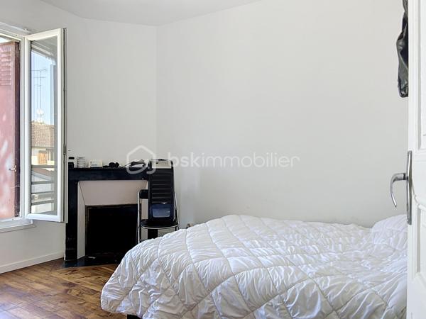 À Corbeil-Essonnes, découvrez cet appartement de plus de 62 m², particulièrement lumineux et agréable à vivre, proposé vendu loué, idéal pour un investissement locatif immédiatement opérationnel.

L’appartement offre de beaux volumes et bénéficie d’une belle luminosité grâce à ses nombreuses ouvertures. Il se compose d’un séjour spacieux et lumineux, d’une cuisine indépendante aménagée, de deux belles chambres, ainsi que d’une salle de bains avec WC.

Les photos témoignent d’un appartement bien entretenu, aux pièces généreuses, avec de beaux parquets et sans travaux particuliers à prévoir.
Le bien est actuellement loué 981 € par mois à un locataire en place, particulièrement consciencieux et ponctuel dans le règlement de ses loyers : un véritable atout pour un investisseur souhaitant acquérir un bien avec une situation locative déjà établie.

Autre point fort : seulement 170 € de charges par an, ce qui permet de préserver une excellente maîtrise des coûts.

L'emplacement est également très pratique : commerces et commodités à proximité, et la gare de Corbeil-Essonnes est accessible en environ 15 minutes à pied selon votre indication. La gare est notamment desservie par le réseau Transilien.

Un appartement lumineux, sans travaux, déjà loué et avec de très faibles charges : une belle opportunité pour un investissement locatif à Corbeil-Essonnes.

Les + : plus de 62 m² • très lumineux • 2 chambres • beaux volumes • aucun travaux à prévoir • vendu loué • loyer 981 €/mois • locataire sérieux et ponctuel • charges très faibles • commerces à proximité • gare à pied.


.