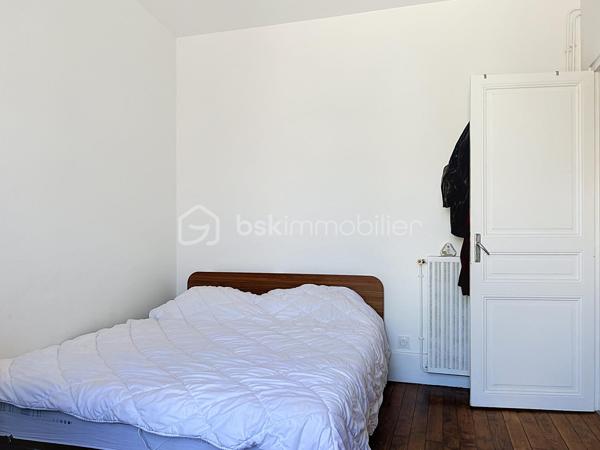 À Corbeil-Essonnes, découvrez cet appartement de plus de 62 m², particulièrement lumineux et agréable à vivre, proposé vendu loué, idéal pour un investissement locatif immédiatement opérationnel.

L’appartement offre de beaux volumes et bénéficie d’une belle luminosité grâce à ses nombreuses ouvertures. Il se compose d’un séjour spacieux et lumineux, d’une cuisine indépendante aménagée, de deux belles chambres, ainsi que d’une salle de bains avec WC.

Les photos témoignent d’un appartement bien entretenu, aux pièces généreuses, avec de beaux parquets et sans travaux particuliers à prévoir.
Le bien est actuellement loué 981 € par mois à un locataire en place, particulièrement consciencieux et ponctuel dans le règlement de ses loyers : un véritable atout pour un investisseur souhaitant acquérir un bien avec une situation locative déjà établie.

Autre point fort : seulement 170 € de charges par an, ce qui permet de préserver une excellente maîtrise des coûts.

L'emplacement est également très pratique : commerces et commodités à proximité, et la gare de Corbeil-Essonnes est accessible en environ 15 minutes à pied selon votre indication. La gare est notamment desservie par le réseau Transilien.

Un appartement lumineux, sans travaux, déjà loué et avec de très faibles charges : une belle opportunité pour un investissement locatif à Corbeil-Essonnes.

Les + : plus de 62 m² • très lumineux • 2 chambres • beaux volumes • aucun travaux à prévoir • vendu loué • loyer 981 €/mois • locataire sérieux et ponctuel • charges très faibles • commerces à proximité • gare à pied.


.