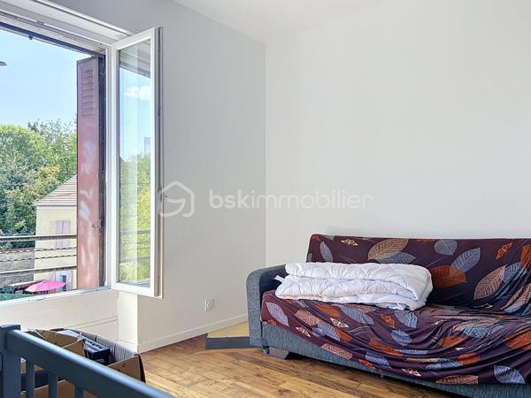 À Corbeil-Essonnes, découvrez cet appartement de plus de 62 m², particulièrement lumineux et agréable à vivre, proposé vendu loué, idéal pour un investissement locatif immédiatement opérationnel.

L’appartement offre de beaux volumes et bénéficie d’une belle luminosité grâce à ses nombreuses ouvertures. Il se compose d’un séjour spacieux et lumineux, d’une cuisine indépendante aménagée, de deux belles chambres, ainsi que d’une salle de bains avec WC.

Les photos témoignent d’un appartement bien entretenu, aux pièces généreuses, avec de beaux parquets et sans travaux particuliers à prévoir.
Le bien est actuellement loué 981 € par mois à un locataire en place, particulièrement consciencieux et ponctuel dans le règlement de ses loyers : un véritable atout pour un investisseur souhaitant acquérir un bien avec une situation locative déjà établie.

Autre point fort : seulement 170 € de charges par an, ce qui permet de préserver une excellente maîtrise des coûts.

L'emplacement est également très pratique : commerces et commodités à proximité, et la gare de Corbeil-Essonnes est accessible en environ 15 minutes à pied selon votre indication. La gare est notamment desservie par le réseau Transilien.

Un appartement lumineux, sans travaux, déjà loué et avec de très faibles charges : une belle opportunité pour un investissement locatif à Corbeil-Essonnes.

Les + : plus de 62 m² • très lumineux • 2 chambres • beaux volumes • aucun travaux à prévoir • vendu loué • loyer 981 €/mois • locataire sérieux et ponctuel • charges très faibles • commerces à proximité • gare à pied.


.