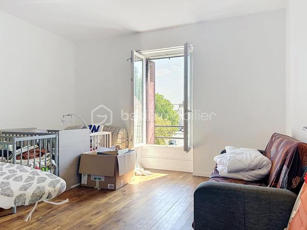 À Corbeil-Essonnes, découvrez cet appartement de plus de 62 m², particulièrement lumineux et agréable à vivre, proposé vendu loué, idéal pour un investissement locatif immédiatement opérationnel.

L’appartement offre de beaux volumes et bénéficie d’une belle luminosité grâce à ses nombreuses ouvertures. Il se compose d’un séjour spacieux et lumineux, d’une cuisine indépendante aménagée, de deux belles chambres, ainsi que d’une salle de bains avec WC.

Les photos témoignent d’un appartement bien entretenu, aux pièces généreuses, avec de beaux parquets et sans travaux particuliers à prévoir.
Le bien est actuellement loué 981 € par mois à un locataire en place, particulièrement consciencieux et ponctuel dans le règlement de ses loyers : un véritable atout pour un investisseur souhaitant acquérir un bien avec une situation locative déjà établie.

Autre point fort : seulement 170 € de charges par an, ce qui permet de préserver une excellente maîtrise des coûts.

L'emplacement est également très pratique : commerces et commodités à proximité, et la gare de Corbeil-Essonnes est accessible en environ 15 minutes à pied selon votre indication. La gare est notamment desservie par le réseau Transilien.

Un appartement lumineux, sans travaux, déjà loué et avec de très faibles charges : une belle opportunité pour un investissement locatif à Corbeil-Essonnes.

Les + : plus de 62 m² • très lumineux • 2 chambres • beaux volumes • aucun travaux à prévoir • vendu loué • loyer 981 €/mois • locataire sérieux et ponctuel • charges très faibles • commerces à proximité • gare à pied.


.