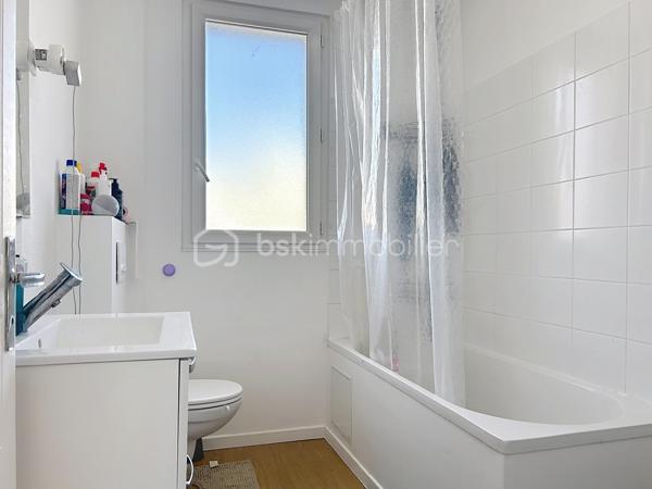 À Corbeil-Essonnes, découvrez cet appartement de plus de 62 m², particulièrement lumineux et agréable à vivre, proposé vendu loué, idéal pour un investissement locatif immédiatement opérationnel.

L’appartement offre de beaux volumes et bénéficie d’une belle luminosité grâce à ses nombreuses ouvertures. Il se compose d’un séjour spacieux et lumineux, d’une cuisine indépendante aménagée, de deux belles chambres, ainsi que d’une salle de bains avec WC.

Les photos témoignent d’un appartement bien entretenu, aux pièces généreuses, avec de beaux parquets et sans travaux particuliers à prévoir.
Le bien est actuellement loué 981 € par mois à un locataire en place, particulièrement consciencieux et ponctuel dans le règlement de ses loyers : un véritable atout pour un investisseur souhaitant acquérir un bien avec une situation locative déjà établie.

Autre point fort : seulement 170 € de charges par an, ce qui permet de préserver une excellente maîtrise des coûts.

L'emplacement est également très pratique : commerces et commodités à proximité, et la gare de Corbeil-Essonnes est accessible en environ 15 minutes à pied selon votre indication. La gare est notamment desservie par le réseau Transilien.

Un appartement lumineux, sans travaux, déjà loué et avec de très faibles charges : une belle opportunité pour un investissement locatif à Corbeil-Essonnes.

Les + : plus de 62 m² • très lumineux • 2 chambres • beaux volumes • aucun travaux à prévoir • vendu loué • loyer 981 €/mois • locataire sérieux et ponctuel • charges très faibles • commerces à proximité • gare à pied.


.