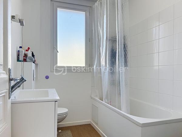 À Corbeil-Essonnes, découvrez cet appartement de plus de 62 m², particulièrement lumineux et agréable à vivre, proposé vendu loué, idéal pour un investissement locatif immédiatement opérationnel.

L’appartement offre de beaux volumes et bénéficie d’une belle luminosité grâce à ses nombreuses ouvertures. Il se compose d’un séjour spacieux et lumineux, d’une cuisine indépendante aménagée, de deux belles chambres, ainsi que d’une salle de bains avec WC.

Les photos témoignent d’un appartement bien entretenu, aux pièces généreuses, avec de beaux parquets et sans travaux particuliers à prévoir.
Le bien est actuellement loué 981 € par mois à un locataire en place, particulièrement consciencieux et ponctuel dans le règlement de ses loyers : un véritable atout pour un investisseur souhaitant acquérir un bien avec une situation locative déjà établie.

Autre point fort : seulement 170 € de charges par an, ce qui permet de préserver une excellente maîtrise des coûts.

L'emplacement est également très pratique : commerces et commodités à proximité, et la gare de Corbeil-Essonnes est accessible en environ 15 minutes à pied selon votre indication. La gare est notamment desservie par le réseau Transilien.

Un appartement lumineux, sans travaux, déjà loué et avec de très faibles charges : une belle opportunité pour un investissement locatif à Corbeil-Essonnes.

Les + : plus de 62 m² • très lumineux • 2 chambres • beaux volumes • aucun travaux à prévoir • vendu loué • loyer 981 €/mois • locataire sérieux et ponctuel • charges très faibles • commerces à proximité • gare à pied.


.