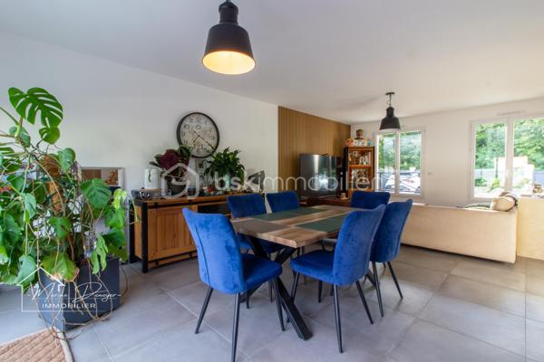 À découvrir sans tarder !

Située à Cerny, cette magnifique maison individuelle construite en 2018 vous séduira par ses prestations modernes, son excellente performance énergétique et son état irréprochable.

Dès l’entrée, vous découvrirez une belle pièce de vie traversante et baignée de lumière, ouverte sur une cuisine contemporaine entièrement aménagée et équipée. Une arrière-cuisine/buanderie vient compléter cet espace fonctionnel.

Le rez-de-chaussée offre également une chambre avec salle d’eau privative, idéale pour une vie de plain-pied ou pour recevoir famille et amis.

À l’étage, vous profiterez d’une suite parentale avec dressing, de deux chambres supplémentaires ainsi que d’une salle de bains entièrement rénovée avec WC.

Édifiée sur un sous-sol total, la maison dispose d’un vaste espace permettant de stationner plusieurs véhicules, de créer un atelier ou de bénéficier d’un important volume de stockage.

À l’extérieur, vous apprécierez une grande terrasse carrelée, un terrain de pétanque, un chalet de jardin ainsi qu’un terrain entièrement clôturé de 474 m².

Les + qui font la différence :

✔ Construction 2018 sous garanties décennales
✔ DPE B : excellente performance énergétique
✔ Pompe à chaleur + chaudière gaz
✔ Panneaux photovoltaïques
✔ Adoucisseur d’eau et surpresseur
✔ Sous-sol total
✔ Vie de plain-pied possible
✔ Aucun travaux à prévoir
✔ Plusieurs stationnements

Une maison clé en main, idéale pour une famille recherchant confort, modernité et économies d’énergie.

Une visite suffira à vous convaincre !