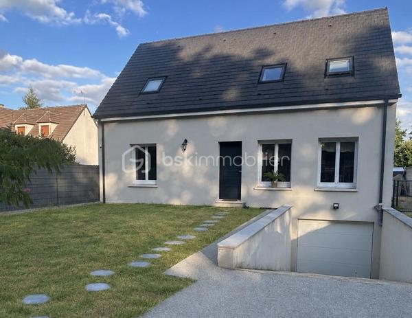 À découvrir sans tarder !

Située à Cerny, cette magnifique maison individuelle construite en 2018 vous séduira par ses prestations modernes, son excellente performance énergétique et son état irréprochable.

Dès l’entrée, vous découvrirez une belle pièce de vie traversante et baignée de lumière, ouverte sur une cuisine contemporaine entièrement aménagée et équipée. Une arrière-cuisine/buanderie vient compléter cet espace fonctionnel.

Le rez-de-chaussée offre également une chambre avec salle d’eau privative, idéale pour une vie de plain-pied ou pour recevoir famille et amis.

À l’étage, vous profiterez d’une suite parentale avec dressing, de deux chambres supplémentaires ainsi que d’une salle de bains entièrement rénovée avec WC.

Édifiée sur un sous-sol total, la maison dispose d’un vaste espace permettant de stationner plusieurs véhicules, de créer un atelier ou de bénéficier d’un important volume de stockage.

À l’extérieur, vous apprécierez une grande terrasse carrelée, un terrain de pétanque, un chalet de jardin ainsi qu’un terrain entièrement clôturé de 474 m².

Les + qui font la différence :

✔ Construction 2018 sous garanties décennales
✔ DPE B : excellente performance énergétique
✔ Pompe à chaleur + chaudière gaz
✔ Panneaux photovoltaïques
✔ Adoucisseur d’eau et surpresseur
✔ Sous-sol total
✔ Vie de plain-pied possible
✔ Aucun travaux à prévoir
✔ Plusieurs stationnements

Une maison clé en main, idéale pour une famille recherchant confort, modernité et économies d’énergie.

Une visite suffira à vous convaincre !