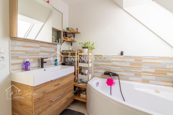 À découvrir sans tarder !

Située à Cerny, cette magnifique maison individuelle construite en 2018 vous séduira par ses prestations modernes, son excellente performance énergétique et son état irréprochable.

Dès l’entrée, vous découvrirez une belle pièce de vie traversante et baignée de lumière, ouverte sur une cuisine contemporaine entièrement aménagée et équipée. Une arrière-cuisine/buanderie vient compléter cet espace fonctionnel.

Le rez-de-chaussée offre également une chambre avec salle d’eau privative, idéale pour une vie de plain-pied ou pour recevoir famille et amis.

À l’étage, vous profiterez d’une suite parentale avec dressing, de deux chambres supplémentaires ainsi que d’une salle de bains entièrement rénovée avec WC.

Édifiée sur un sous-sol total, la maison dispose d’un vaste espace permettant de stationner plusieurs véhicules, de créer un atelier ou de bénéficier d’un important volume de stockage.

À l’extérieur, vous apprécierez une grande terrasse carrelée, un terrain de pétanque, un chalet de jardin ainsi qu’un terrain entièrement clôturé de 474 m².

Les + qui font la différence :

✔ Construction 2018 sous garanties décennales
✔ DPE B : excellente performance énergétique
✔ Pompe à chaleur + chaudière gaz
✔ Panneaux photovoltaïques
✔ Adoucisseur d’eau et surpresseur
✔ Sous-sol total
✔ Vie de plain-pied possible
✔ Aucun travaux à prévoir
✔ Plusieurs stationnements

Une maison clé en main, idéale pour une famille recherchant confort, modernité et économies d’énergie.

Une visite suffira à vous convaincre !
